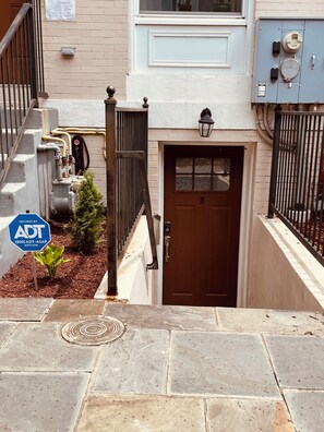 Exterior detail - Urban Serenity - Chic 1-bedroom apt in DC - 5 min walk to metro, near monuments (Washington)