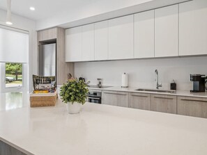 ثلاجة، ميكروويف، فرن، موقد طهي مسطح