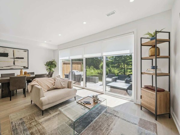 تلفزيون، ألعاب فيديو، مكتب