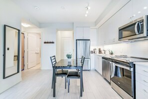 Réfrigérateur, four à micro-ondes, un four, surface de cuisson