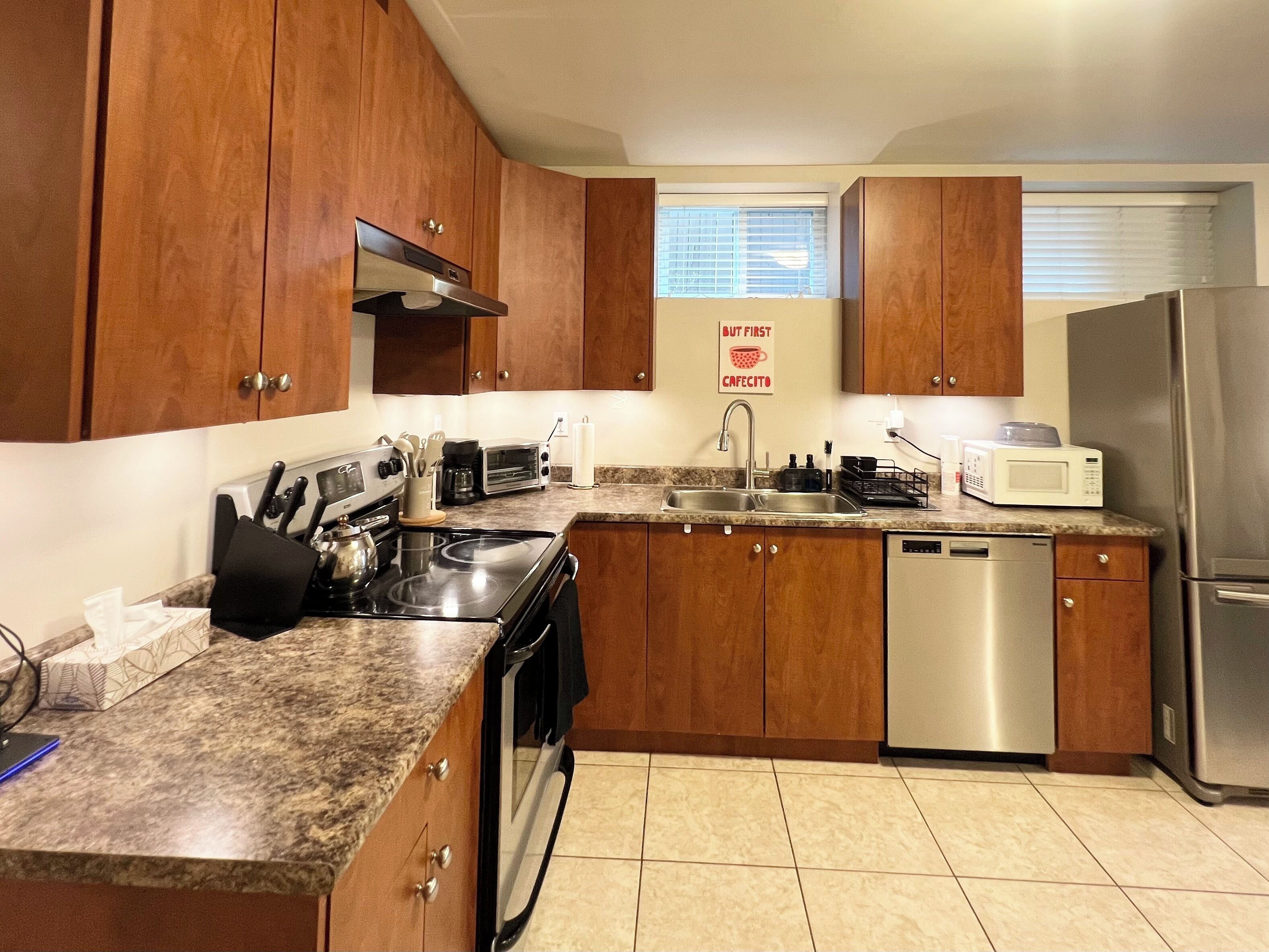 Réfrigérateur, micro-ondes, four, plaque de cuisson