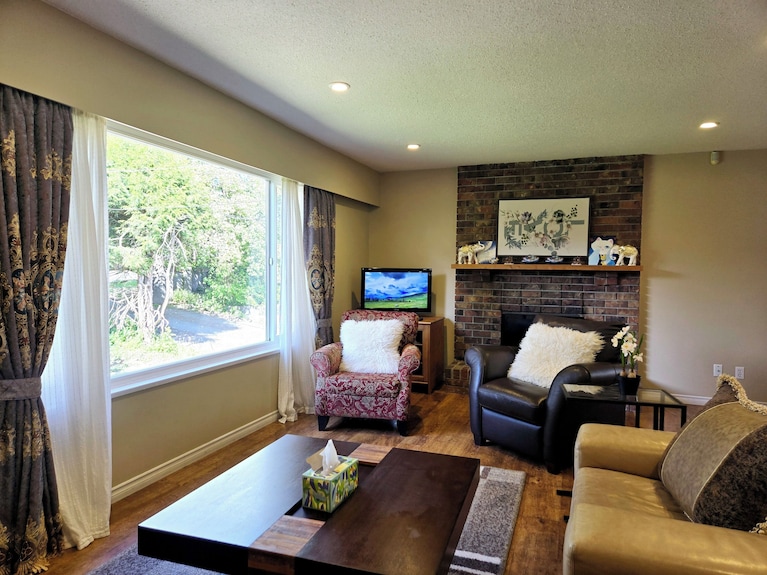Sunny Estate - Aldergrove