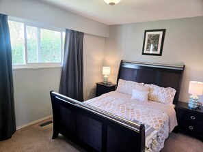 6 bedrooms, iron/ironing board, free WiFi, bed sheets