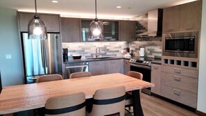 ثلاجة، ميكروويف، موقد طهي مسطح