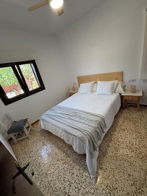 3 bedrooms, iron/ironing board, WiFi, bed sheets - House located in the heart of Formentera, just 600mtrs from Sant Ferran. (Formentera)