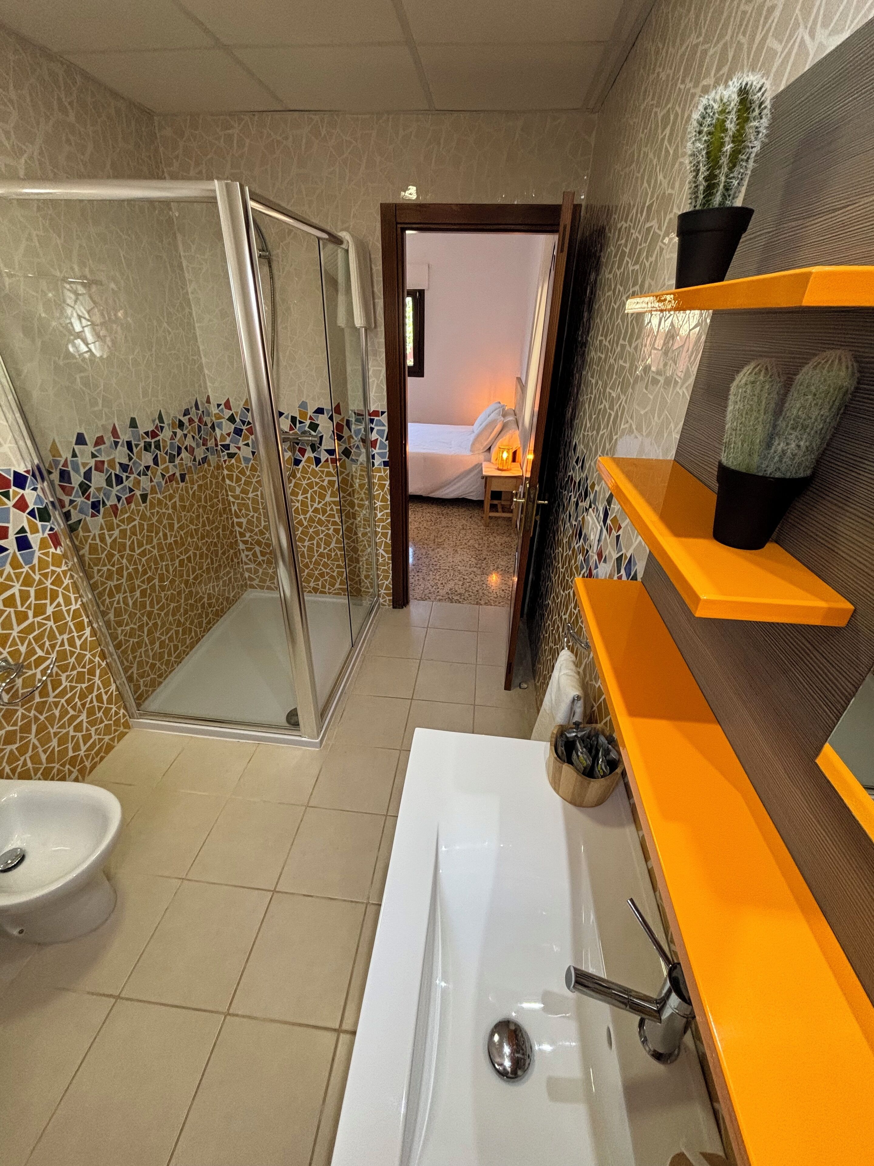 Douche, sèche-cheveux, bidet, serviettes fournies