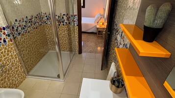 Dusche, Haartrockner, Bidet, Handtücher