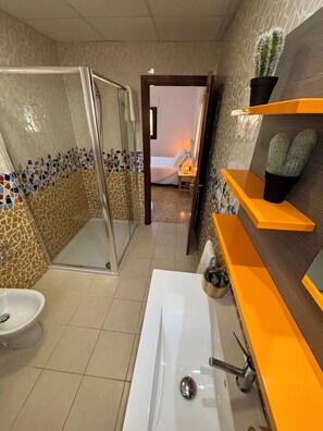 Douche, sèche-cheveux, bidet, serviettes fournies