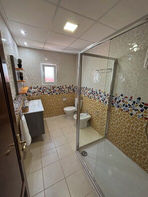 Dusche, Haartrockner, Bidet, Handtücher