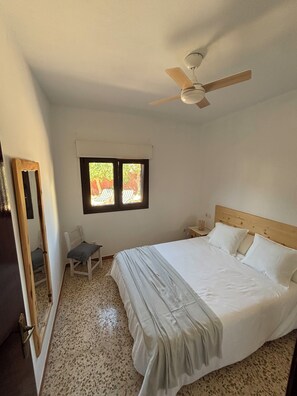 3 bedrooms, iron/ironing board, WiFi, bed sheets - House located in the heart of Formentera, just 600mtrs from Sant Ferran. (Formentera)