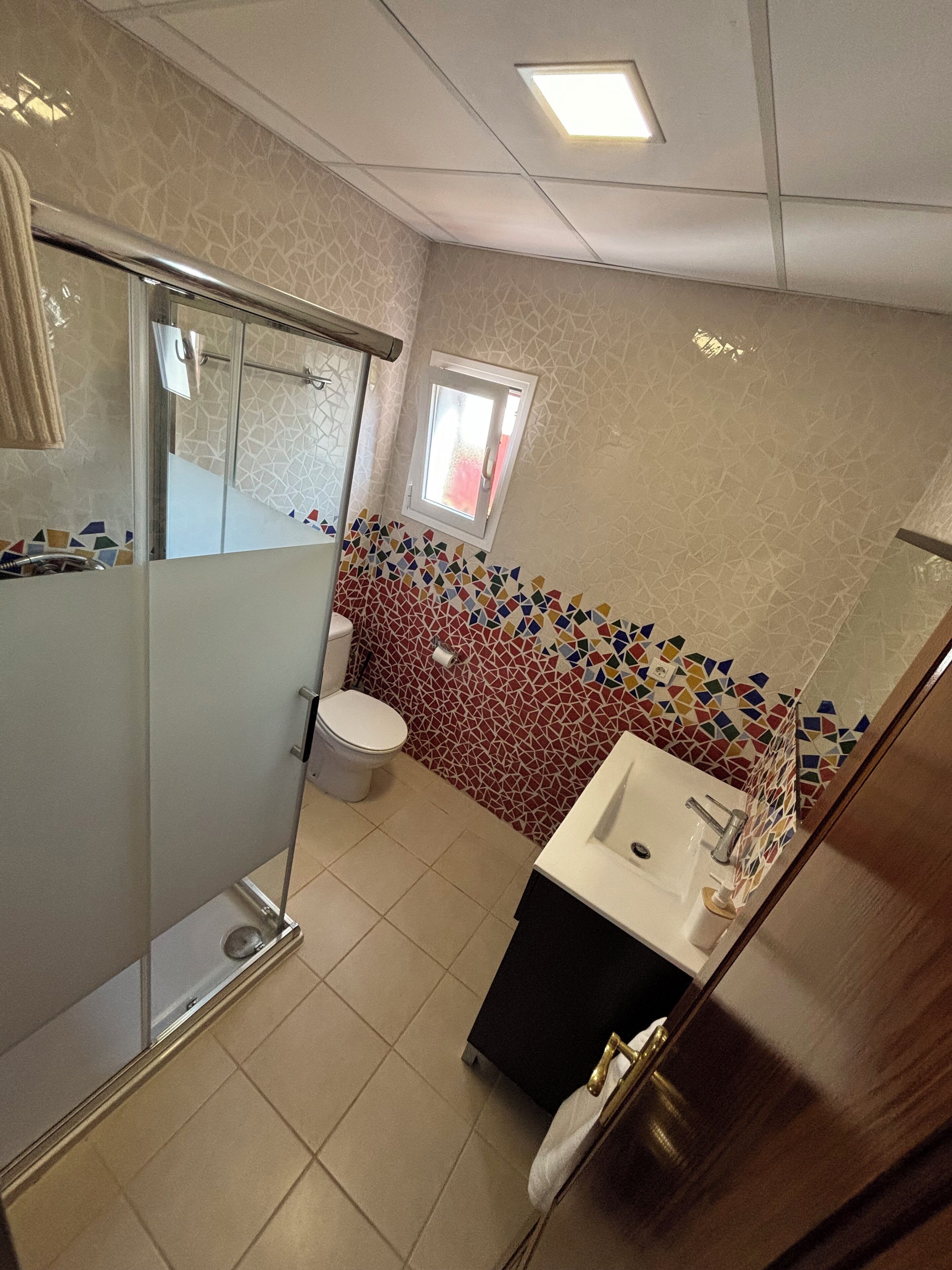 Douche, sèche-cheveux, bidet, serviettes fournies