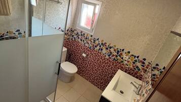 Douche, sèche-cheveux, bidet, serviettes fournies