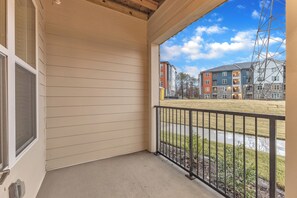 Apartment | Terrace/patio - Luxe 3BR Suite Mins to Downtown Durham (Durham)