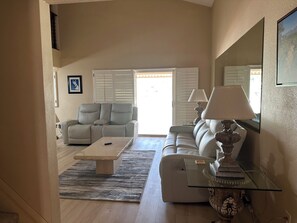 Téléviseur connecté, livres, chaîne audio