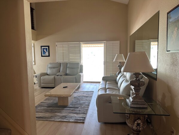 Téléviseur connecté, livres, chaîne audio