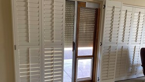 Une pièce dotée d’une porte coulissante donnant sur un balcon.