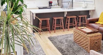 Ruby's Cottage / Close to Beaches & Downtown