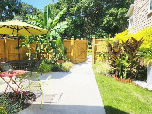 Ruby's Cottage / Close to Beaches & Downtown