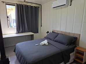 1 bedroom, WiFi, bed sheets - Cozy Container on Campeche Beach! 2km from the beach and 8km from the airport (Florianópolis)