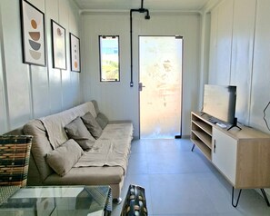 TV - Cozy Container on Campeche Beach! 2km from the beach and 8km from the airport (Florianópolis)
