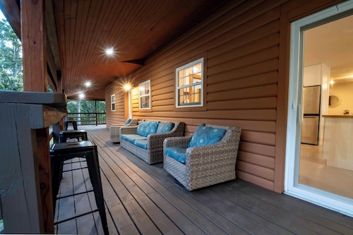 Adventure Acres Log Cabin – Zipline, Arcade, Fishing, Bluey themed room & More!