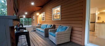 Adventure Acres Log Cabin – Zipline, Arcade, Fishing, Bluey themed room & More!