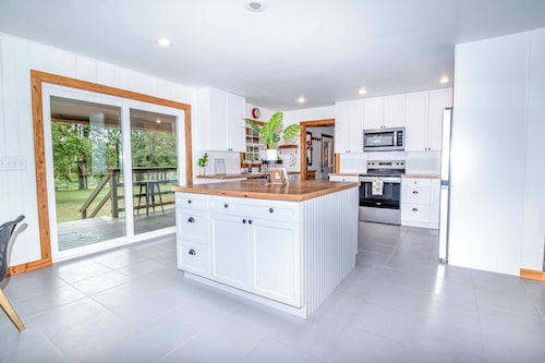 Adventure Acres Log Cabin – Zipline, Arcade, Fishing, Bluey themed room & More!