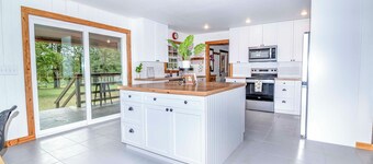 Adventure Acres Log Cabin – Zipline, Arcade, Fishing, Bluey themed room & More!