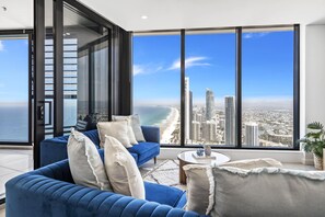 Un salón moderno con un amplio ventanal que ofrece vistas a la ciudad.