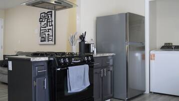 雪櫃、微波爐、焗爐、爐具