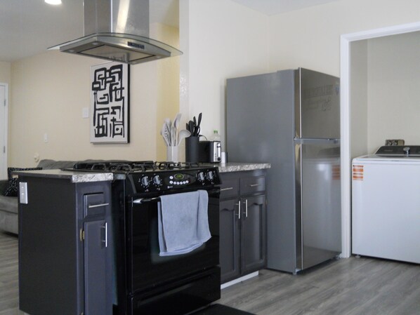 Kjøleskap, mikrobølgeovn, ovn og kokeplater