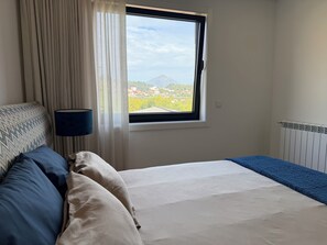 3 عدّة غرف نوم ومكواة/لوح كي وسرير سفر وواي فاي مجانًا