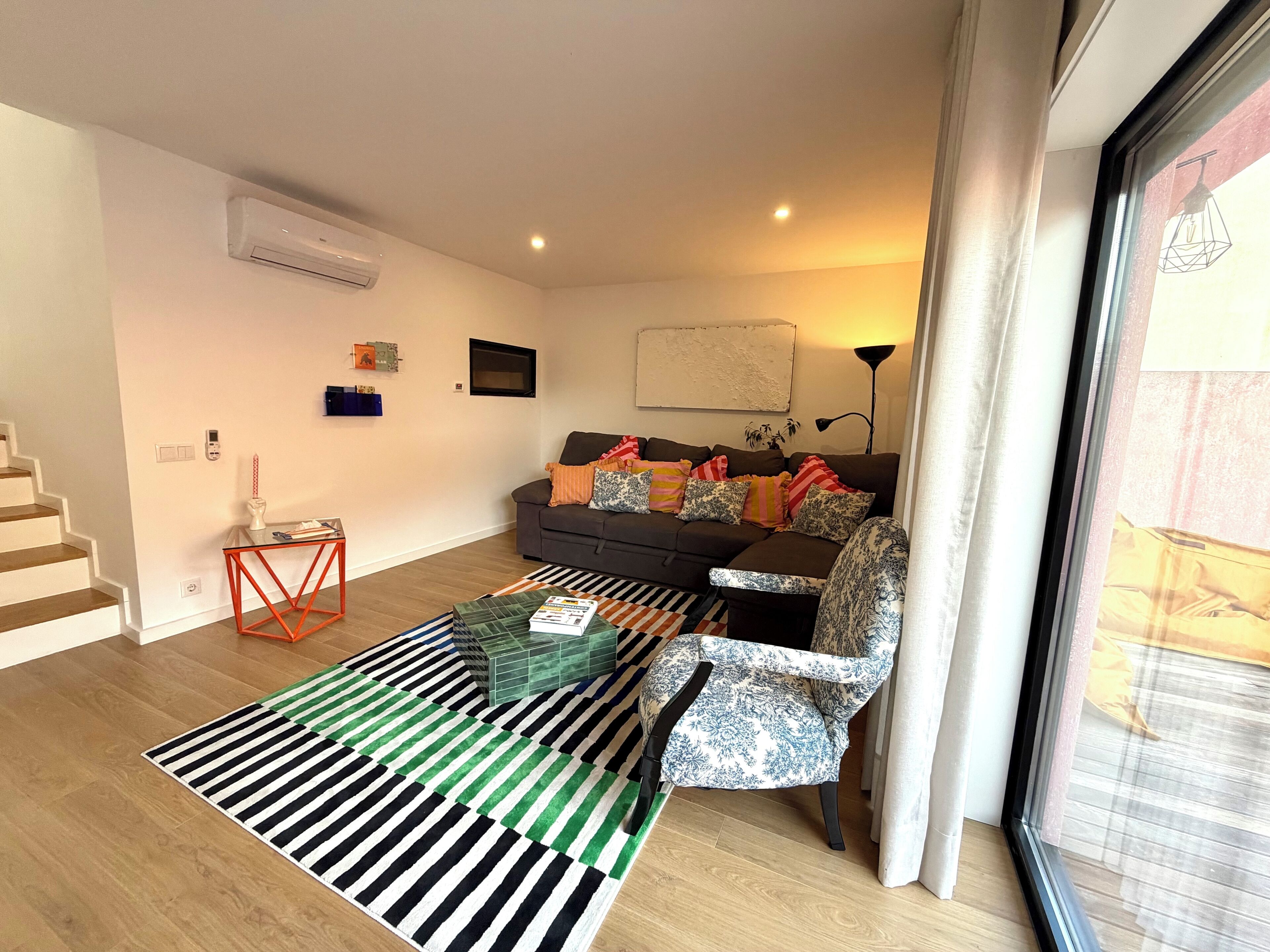 Smart TV, fireplace, books