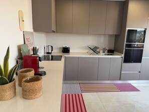 ثلاجة، ميكروويف، فرن، موقد طهي مسطح