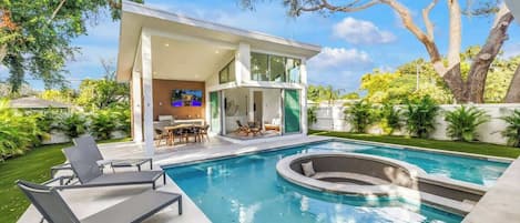 حمّام سباحة خارجي، حمّام سباحة مُدفَّأ