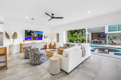 Luxe 3,600 sq 6-bedroom, 8- bathroom Villa w/saltwater pool/pool house-sleeps 18