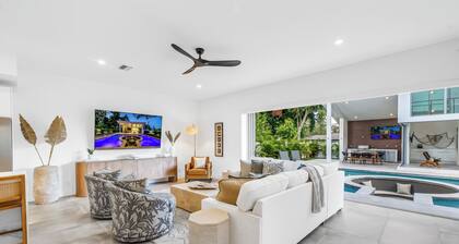 Luxe 3,600 sq 6-bedroom, 8- bathroom Villa w/saltwater pool/pool house-sleeps 18