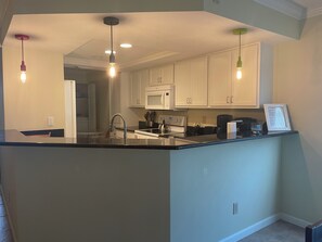 Mikrobølgeovn, ovn, kokeplater og oppvaskmaskin