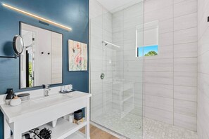 Hair dryer, soap, shampoo, toilet paper - 4 Luxe Units • Sleeps 6-8 • Hot Tub • Near Beach (Cocoa Beach)