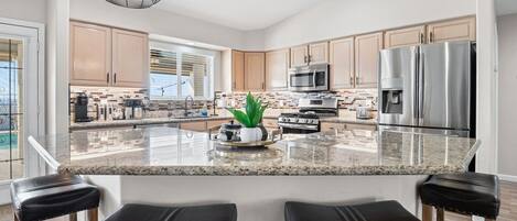 Frigorífico, microondas, horno y placa de cocina