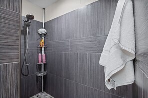 Haartrockner, Handtücher, Seife, Shampoo