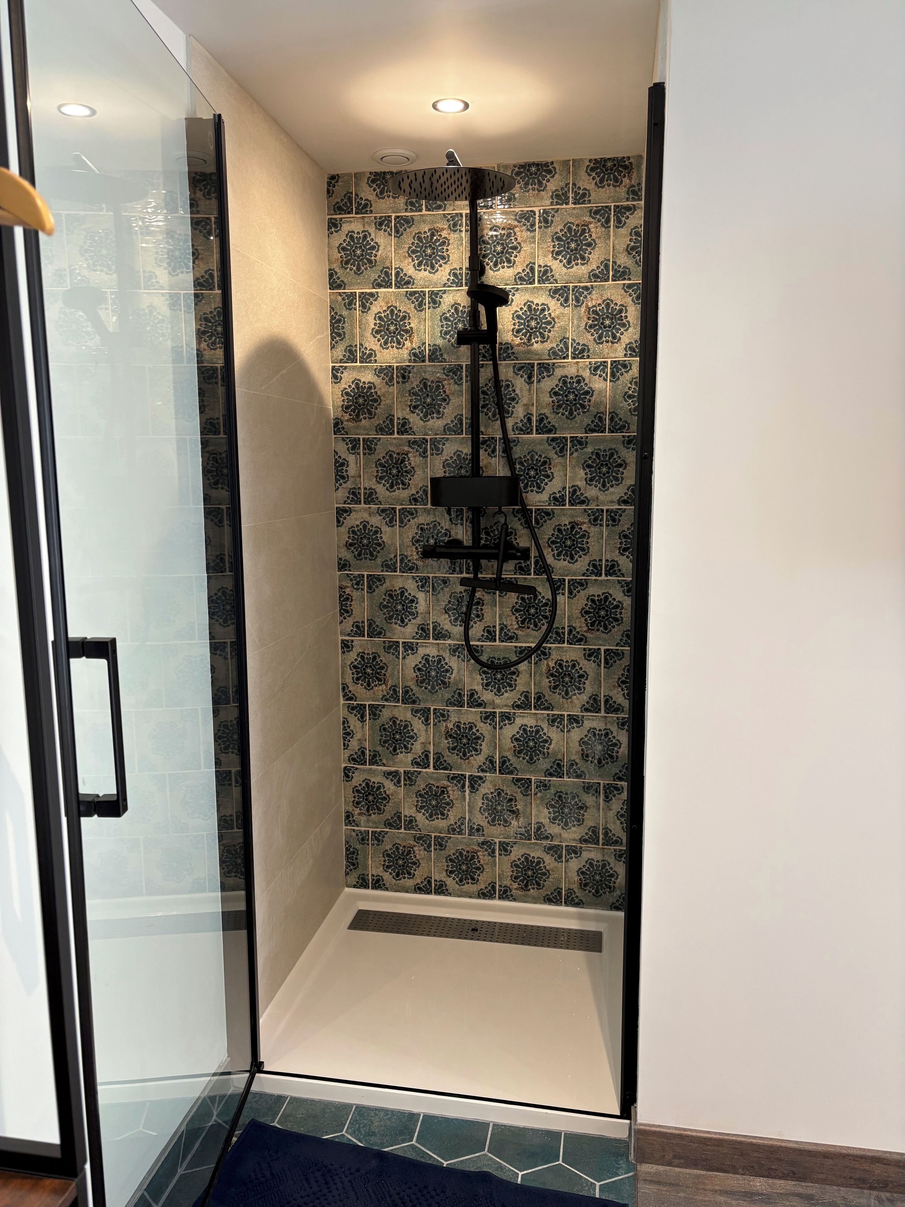 Een douche, een haardroger, handdoeken, toiletpapier