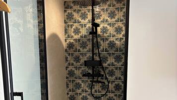 Een douche, een haardroger, handdoeken, toiletpapier