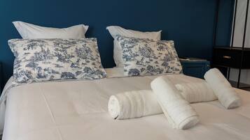 4 slaapkamers, een strijkplank/strijkijzer, reisbedje, gratis wifi