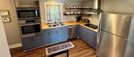 Microondas, horno, parrilla de estufa y lavavajillas