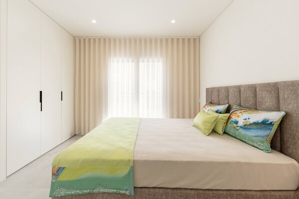 2 عدّة غرف نوم وخدمة الإنترنت وملاءات أسرّة