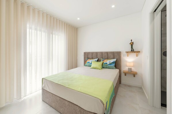 2 bedrooms, internet, bed sheets