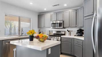 Geladeira, micro-ondas, fogão, cooktop