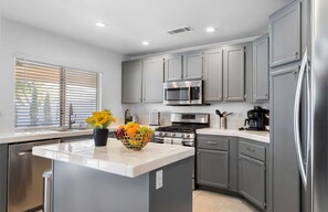 雪櫃、微波爐、焗爐、爐具