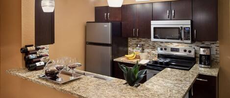 Refrigerador, microondas, horno y parrilla de estufa